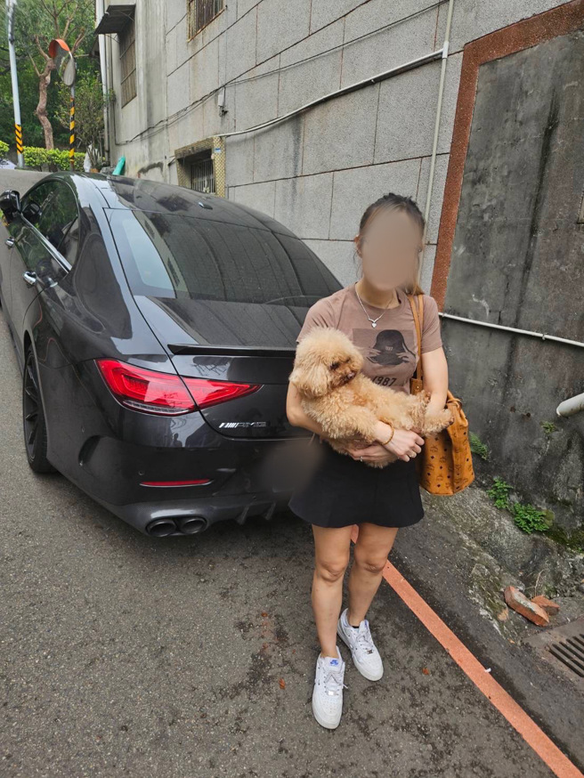 北区最美大药头经常驾驶宾士车四处送毒，家中犹如小型毒品分装场。（图 / 警方提供）