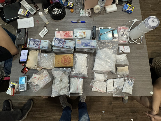 新北市刑大在葉女住處搜出大量毒品及贓款。（圖 / 警方提供）