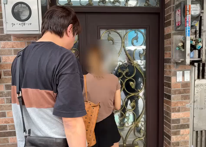 新北市刑大日前接获线报，称一名叶姓女药头活跃于北部地区。画面为查缉人员进门搜索。（图 / 警方提供）