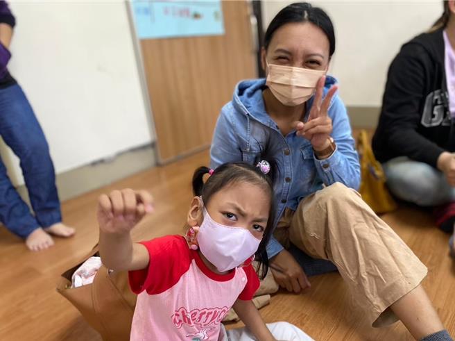 小麦妈妈至中心参加亲子活动。（林雅惠摄）