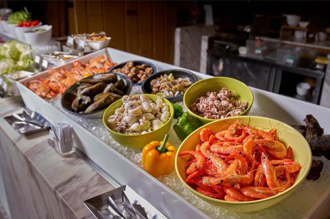 台北六福萬怡酒店「敘日」全日餐廳推出尊師宴，且滿16位即招待1位免費用餐，滿32即招待2位以此類推。圖／六福萬怡酒店提供