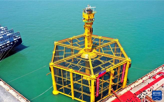 陸最遠最深最大最先進智慧深海養殖網箱深藍2號完工。（新華社）