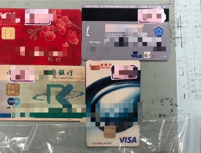 员警在谢男身上起获多张金融卡及新台币12万元，依洗钱防制法、诈欺罪嫌送办。（高市新兴分局提供／杨舒婷高雄传真）