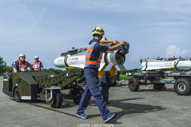 空军日前于澎湖外海实施空对面实弹投掷训练。( 青年日报提供 )