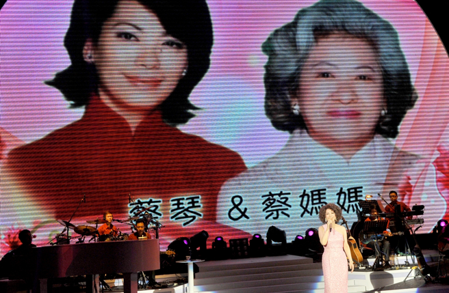 蔡琴过去在演唱会上秀出和妈妈的照片。（图／中时资料照）