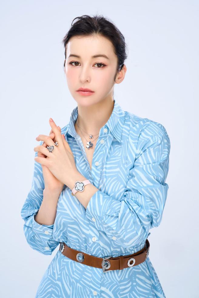 夏朧在《省省吧！我家富貴發》飾演花錢不手軟的千金小姐，私底下其實是省錢達人，佩戴梵克雅寶Frivole系列珠寶，仙氣逼人。（JOJ PHOTO攝，圖片企畫／中時時尚，服裝提供／Michael Kors）