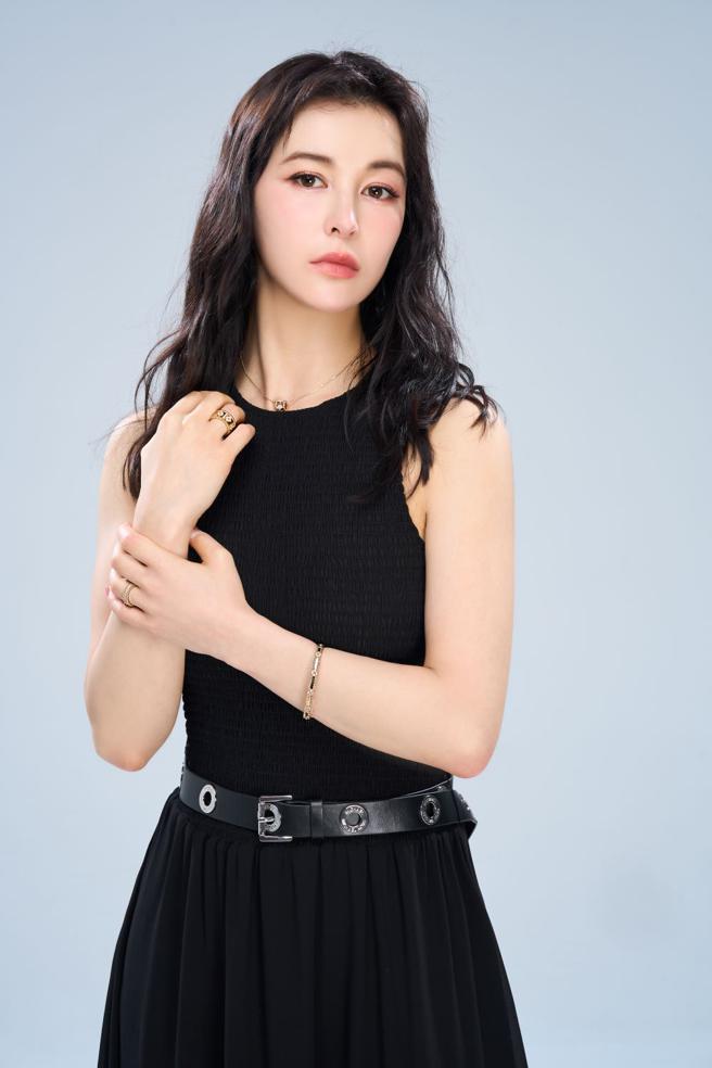 夏朧接受本報邀請拍攝梵克雅寶時尚專題，與天俱來的仙氣有了珠寶加持，更添奢華時尚。（JOJ PHOTO攝，圖片企畫／中時時尚，服裝提供／Michael Kors）