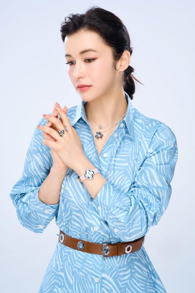 夏朧在《省省吧！我家富貴發》飾演花錢不手軟的千金小姐，私底下其實是省錢達人，佩戴梵克雅寶Frivole系列珠寶，仙氣逼人。（JOJ PHOTO攝，圖片企畫／中時時尚，服裝提供／Michael Kors）