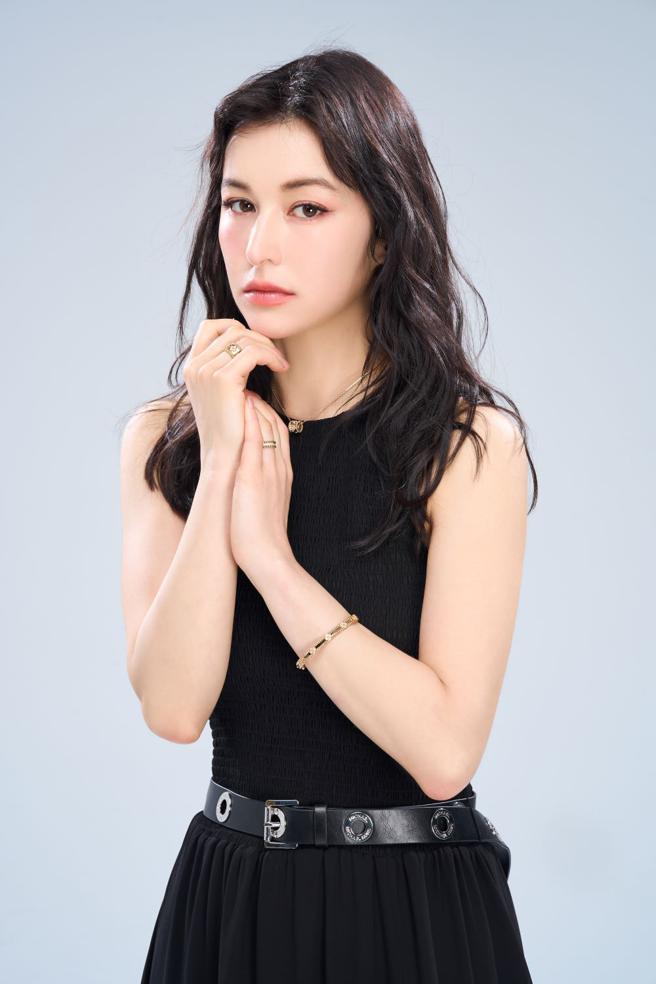 夏朧接受本報邀請拍攝梵克雅寶時尚專題，與天俱來的仙氣有了珠寶加持，更添奢華時尚。（JOJ PHOTO攝，圖片企畫／中時時尚，服裝提供／Michael Kors）