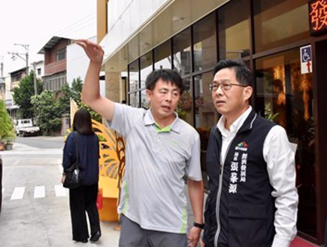 经发局长张峯源前往位于太平，专精板金加工的昆兆益精密，该公司也是唯二取得美国奇异公司5年订单的台厂。 图/台中市政府提供