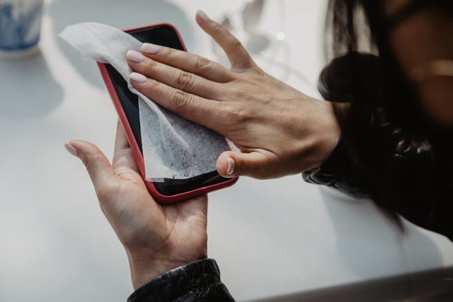 手机进水怎办，通讯行打脸网路3偏方。（示意图：shutterstock／达志）