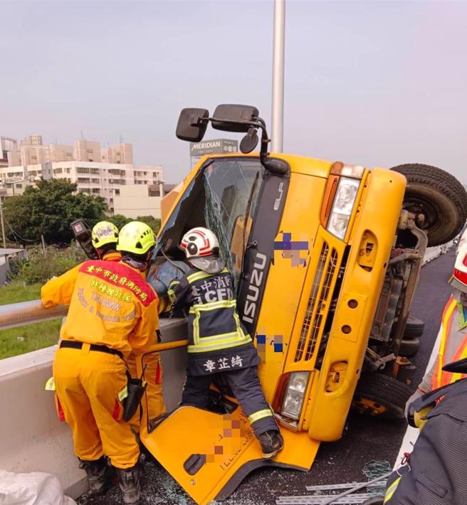台74線銜接國道1號工程10日上午8時傳出工安意外，1輛工程車因不明原因翻覆，造成1人當場無生命跡象、1人骨折，雙雙送醫搶救。（中市消防局提供／潘虹恩台中傳真）