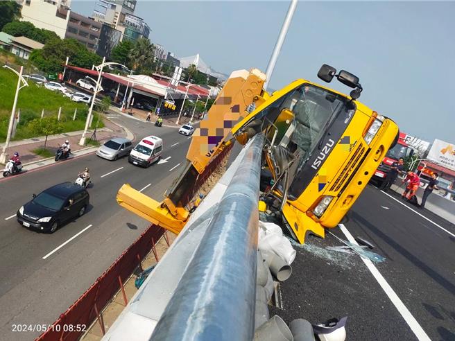 台74線銜接國道1號工程10日上午8時傳出工安意外，1輛工程車因不明原因翻覆，造成1人當場無生命跡象、1人骨折，雙雙送醫搶救。（中市消防局提供／潘虹恩台中傳真）