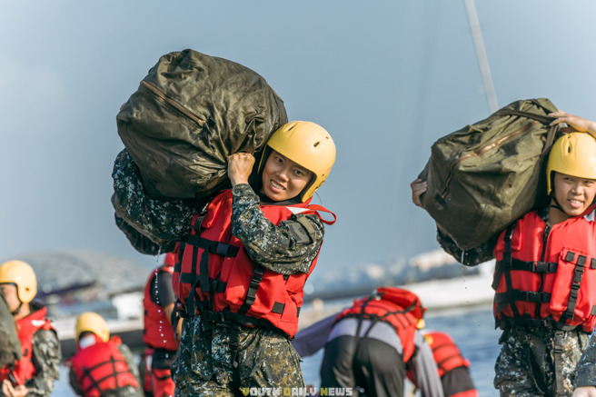 陸軍航特部在屏東大鵬灣進行海上跳傘的特種地形傘訓，首度有3位女兵完成艱難的訓練。( 青年日報提供 )