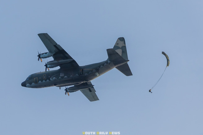 陸軍航特部在屏東大鵬灣進行海上跳傘的特種地形傘訓。( 青年日報提供 )