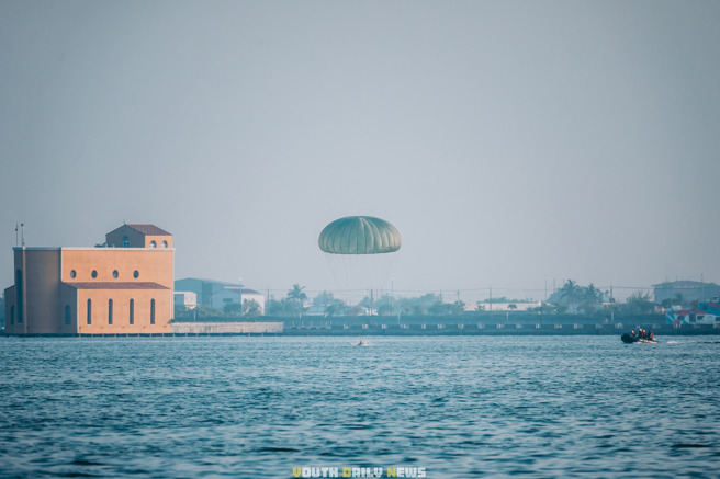 陸軍航特部在屏東大鵬灣進行海上跳傘的特種地形傘訓。( 青年日報提供 )