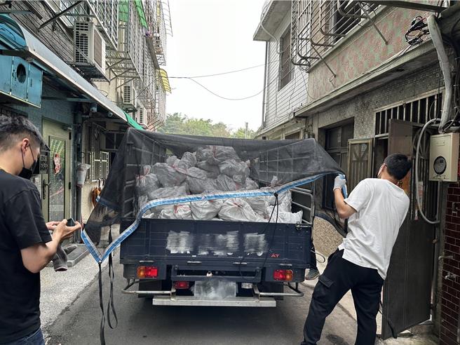 新北市环保局安排业者免费协助清理震损的石棉建材，如有需求可向环保局提出申请，受理日期至10月31日。（新北市环保局提供）