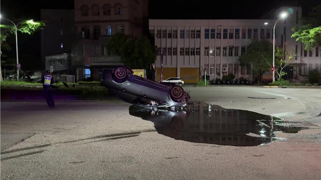 台东市四维路二段今凌晨发生自撞车祸。（蔡旻妤摄）