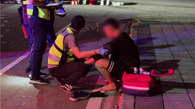 台东市四维路二段今凌晨发生自撞车祸。（蔡旻妤摄）