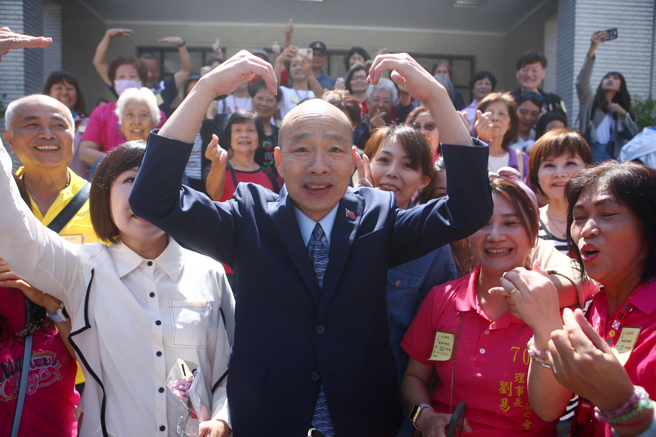 立法院10日举行院会，立法院长韩国瑜在主持会议前，向全国母亲表达致意，也如情人节时一样，向立法院所有的女性立委送上康乃馨。桃园市平镇区妇女会也到立院拜会院长韩国瑜，院长与大家比爱心，并祝福全天下母亲，母亲节快乐。（资料照/邓博仁摄）