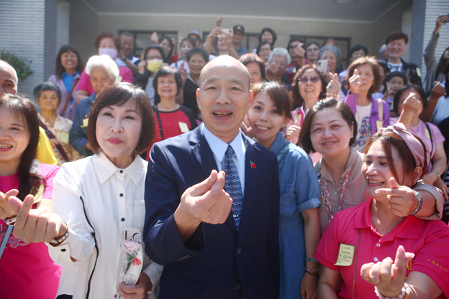 立法院10日舉行院會，桃園市平鎮區婦女會也到立院拜會院長韓國瑜，韓國瑜與大家比愛心，並祝福全天下母親，母親節快樂。（資料照／鄧博仁攝）