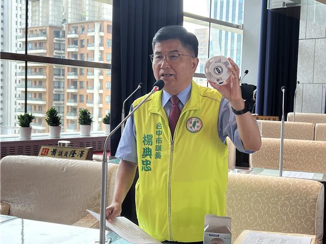 台中市议员杨典忠说，全市各行政区中以大安区独居老人装设住警器比例最高、达96.6％，但北区装设率仅10％，中区、南区也才12％，比例悬殊太大。（林欣仪摄）