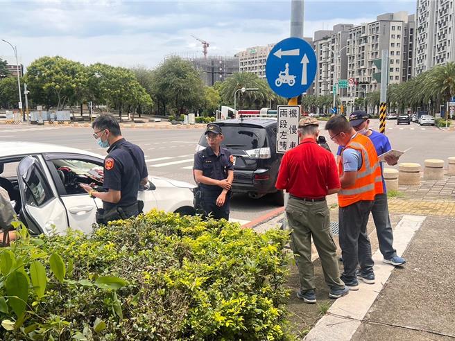 台中市警局为维护民眾搭乘计程车权益，近日锁定违规热点执行联合稽查，取缔非法营业白牌车。（中市府提供／王煌忠台中传真）
