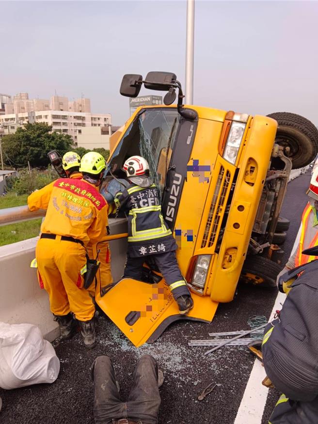 台74线衔接国道1号工程10日上午8时传出工安意外，1辆工程车因不明原因翻覆，造成1人当场无生命迹象、1人骨折，双双送医抢救。（中市消防局提供／潘虹恩台中传真）