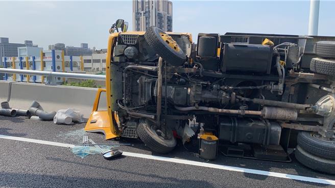 台74线衔接国道1号工程10日上午8时传出工安意外，1辆工程车因不明原因翻覆，造成1人当场无生命迹象、1人骨折，双双送医抢救。（民眾／潘虹恩台中传真）