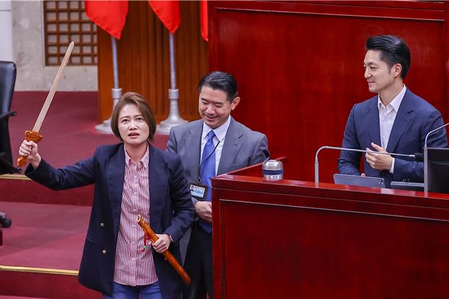 林延凤当场更赠送一把桃木剑给蒋万安，期待他斩妖除魔，有勇气处理4大案。(罗永铭摄)