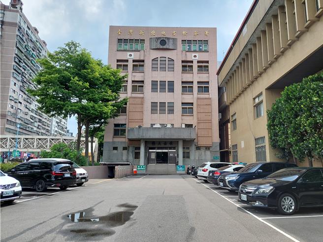 新北市一名國三學生去年底遭隔壁班男同學持彈簧刀割頸亡，新北地檢署昨依涉犯殺人罪起訴少年與涉嫌教唆的「乾妹」。（陳慰慈攝）