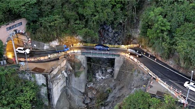 蘇花公路下清水橋被震毀，公路局全力搶修，利用一旁舊橋強化戰備鋼梁，先開放限重5噸以下小型車通行。（本報資料照片）