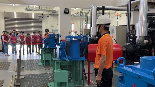 新北市副市长陈纯敬10日上午率领新北市政府水利局、消防局、工务局、民政局等视察新店区防汛工作及震灾復建工程。（新店区公所提供）