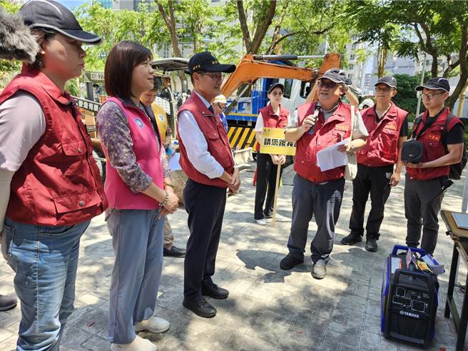 陈纯敬特别前往马公公园检阅地方第一线抢救灾单位新店区公所及消防局第四大队抢灾器材展示。（新店区公所提供）