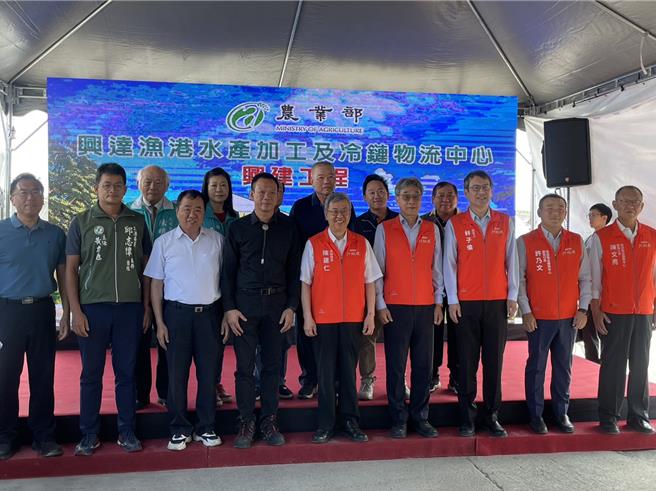 行政院長陳建仁（前排右五），今天度南下視察高雄各項漁業工程，首站來到興達漁港，視察正在興建的水產加工及冷鏈物流中心，陳建仁致詞表示，他相信工程完工後，台灣的漁產品外銷會更有競爭力，不會因為「某個國家」不購買而沒生意。（林雅惠攝）