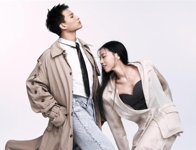 黃奇斌（左）、洪佩瑜為金曲35拍攝形象短片。（台視提供）