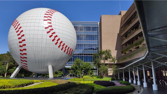 桃园龙潭名人堂花园大饭店传出积欠4个月薪资，桃园市劳动检查处指出，已派员调查，经查确实有部分劳工未领到薪资，依《劳基法》可处2万元至100万元罚锾。对此名人堂花园大饭店则说，10日将发薪资。（赖佑维摄）