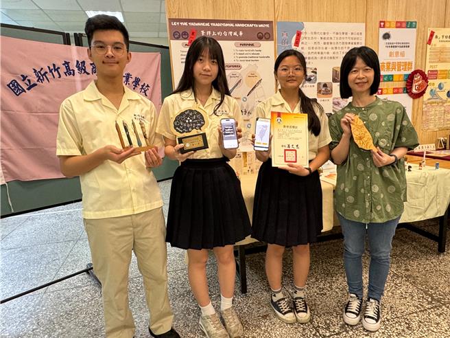 「113年全国高级中等学校专业群科专题实作及创意竞赛」全国决赛近日闭幕，新竹高商商业管理群资料处理科2年级团队，拿下外语群创意组第1名。（陈育贤摄）
