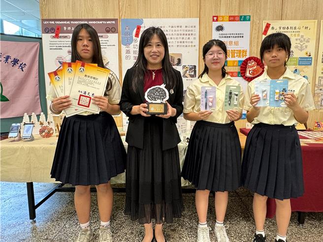 新竹高商资料处理科2年级团队拿下商管群创意组全国第2名。（陈育贤摄）