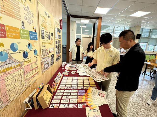 新竹高商国际贸易科及资料处理科2年级团队荣获商业与管理群专题组佳作。（陈育贤摄）