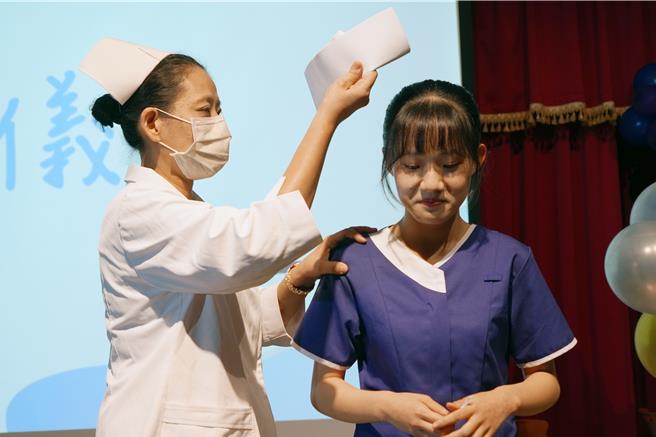 大葉大學護理系師長10日為學生加冠，期許學生未來成為具備護理專業的優秀醫護人員。（大葉大學提供／孫英哲彰化傳真）