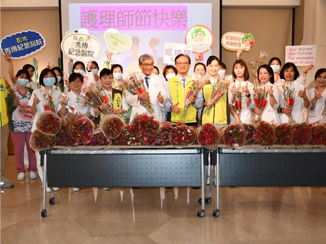 彰化市長林世賢（前排右六）等人10日到秀傳醫院的南平院區大樓致贈康乃馨。（圖／彰化市政府）