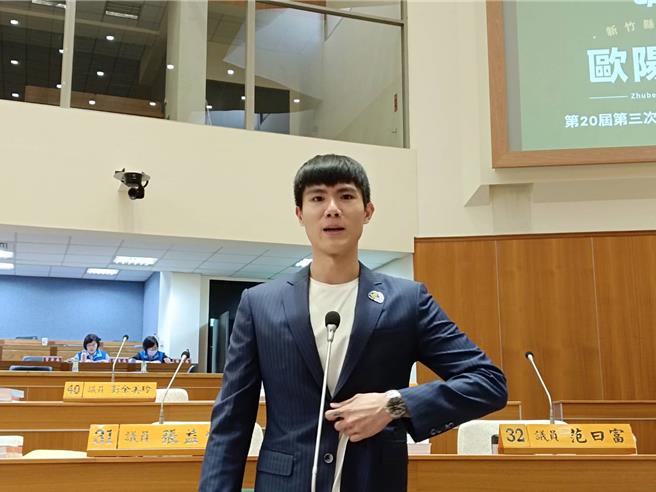 县议员欧阳霆认为焚化炉回馈金草案的部分内容不合理，希望修正后再提到县议会审议。（邱立雅摄）