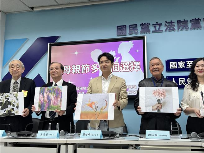 立委羅廷瑋、立法院榮譽顧問陳漢強、前教育部長吳清基及孟子第六十九代傳人孟繼洛、今日召開「讓母親節多一個選擇」記者會。（蔡宗穎攝）