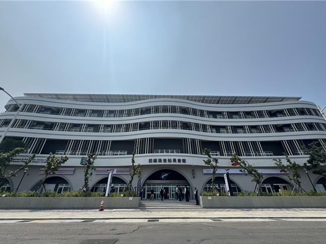 前镇渔港船员会馆。（洪靖宜摄）