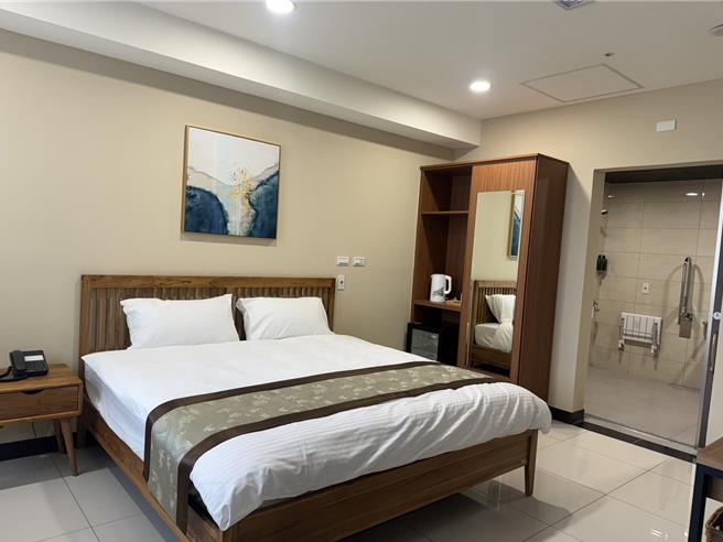 前镇渔港船员会馆2人房。（洪靖宜摄）