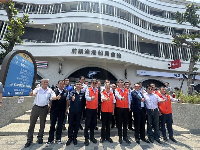 前镇渔港船员会馆。（洪靖宜摄）