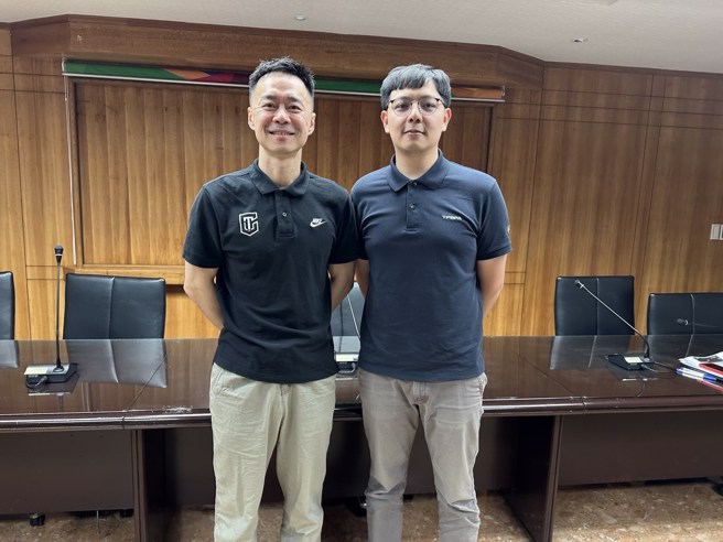 中華籃協副祕書長張承中(左)與職籃球員工會辦公室副主任葉子彧。(黃及人攝)