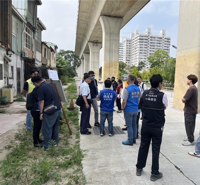 國民黨立委楊瓊瓔爭取台中鐵路高架橋下空間活化，10日舉行豐潭鐵路高架下東側路面改善工程會勘。（立委楊瓊瓔服務處提供／張妍溱台中傳真）