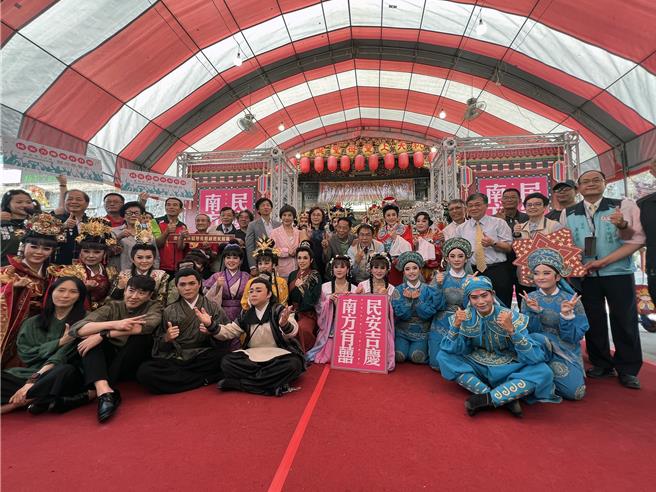 台南安平在地4大廟宇為慶祝正副總統就職，特別邀請秀琴歌劇團、唐美雲歌仔戲團及明華園戲劇總團等3大歌仔劇團，從17至19日在安平林默娘公園連演3天大戲，共同見證光耀台南的歷史時刻。（洪榮志攝）